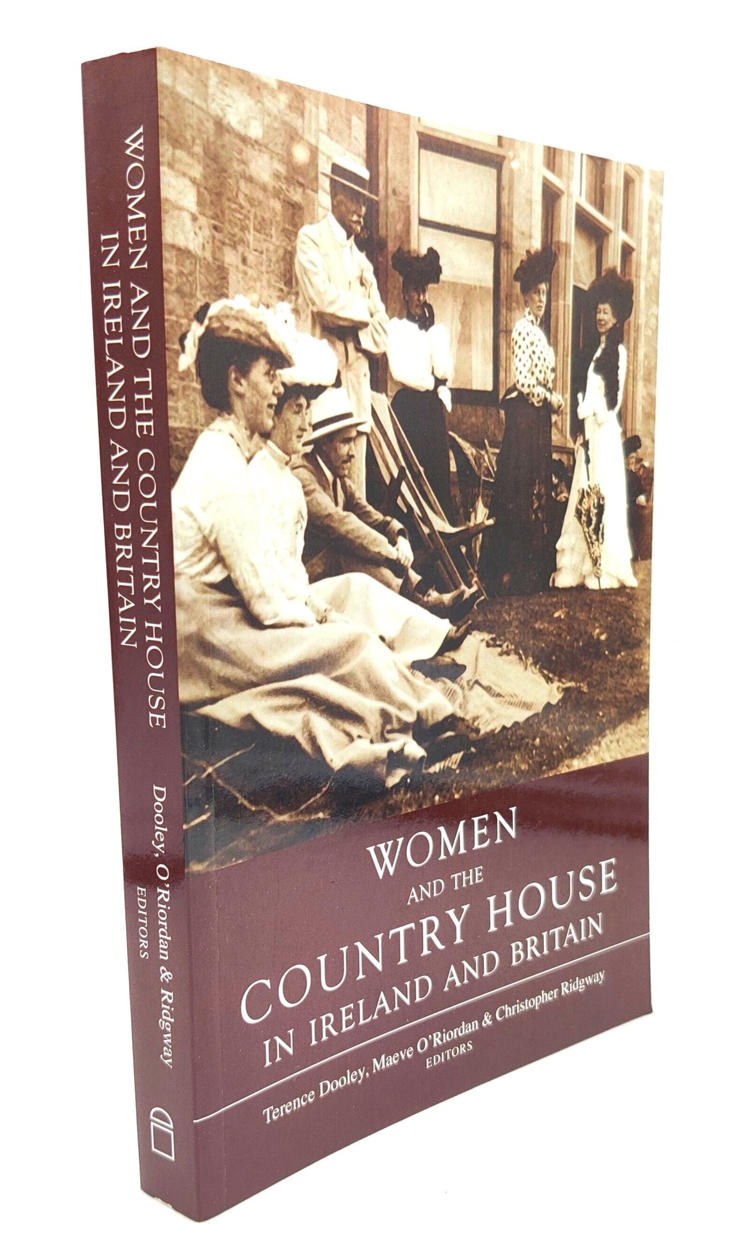Women and the County House in Ireland and Britain Paperback Book